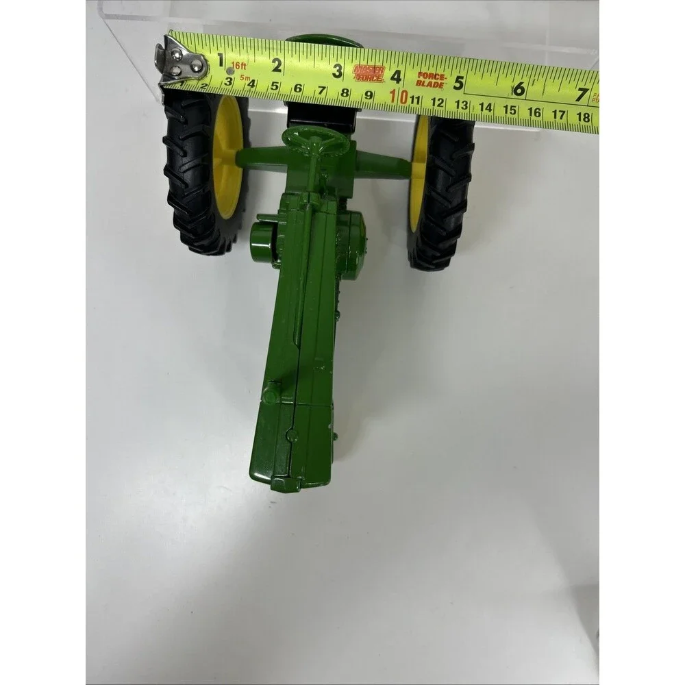 ERTL John Deere Model 60 Tractor 1/16 Die Cast Farm Toy #15189 Green